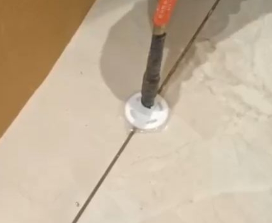 广安瓷砖空鼓维修公司专业解答瓷砖在铺贴过程中，如果没有涂抹均匀到位的粘结材料（如水泥砂浆或瓷砖胶），可能会导致以下问题
